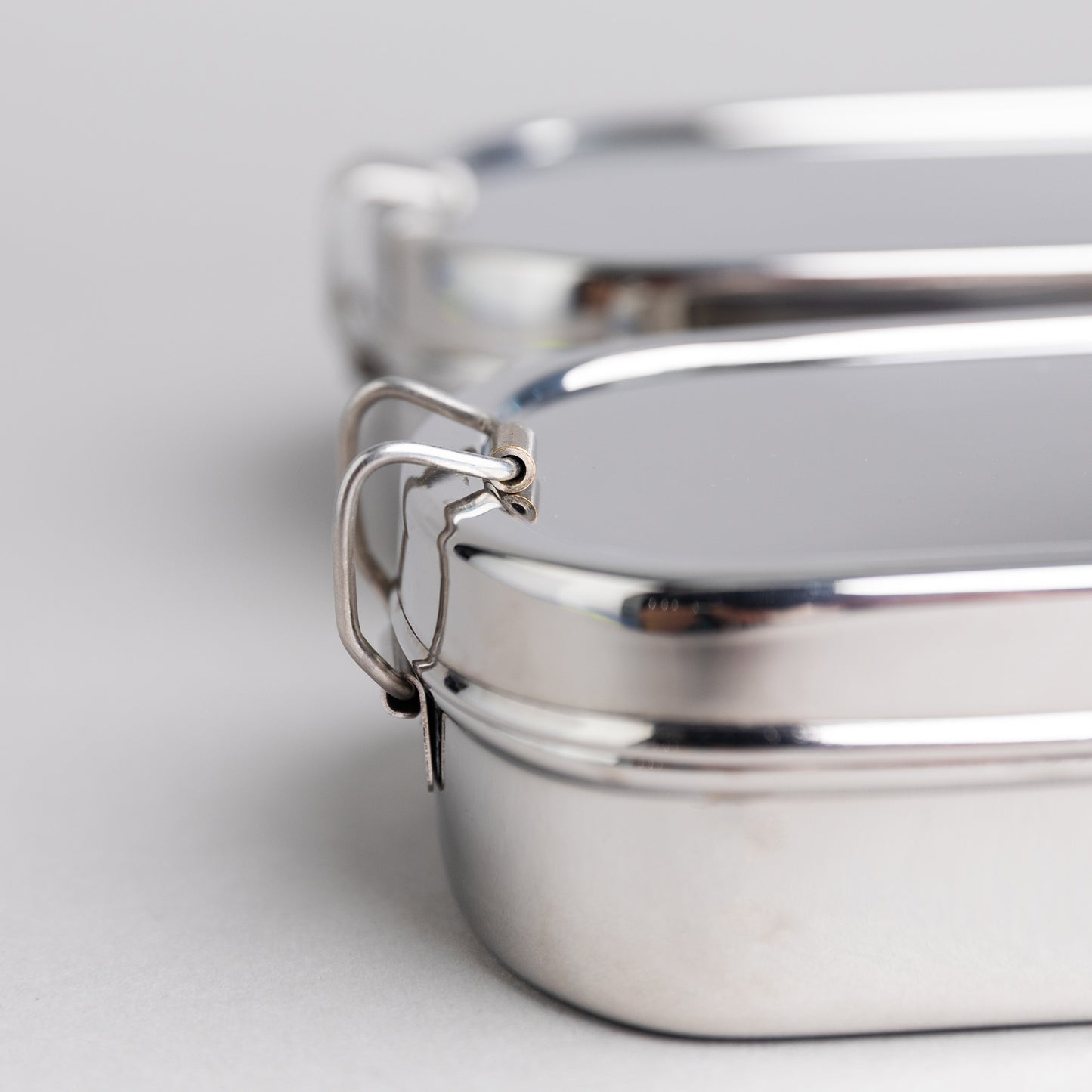 Close op van een rvs clip van een een lunchbox met vakjes