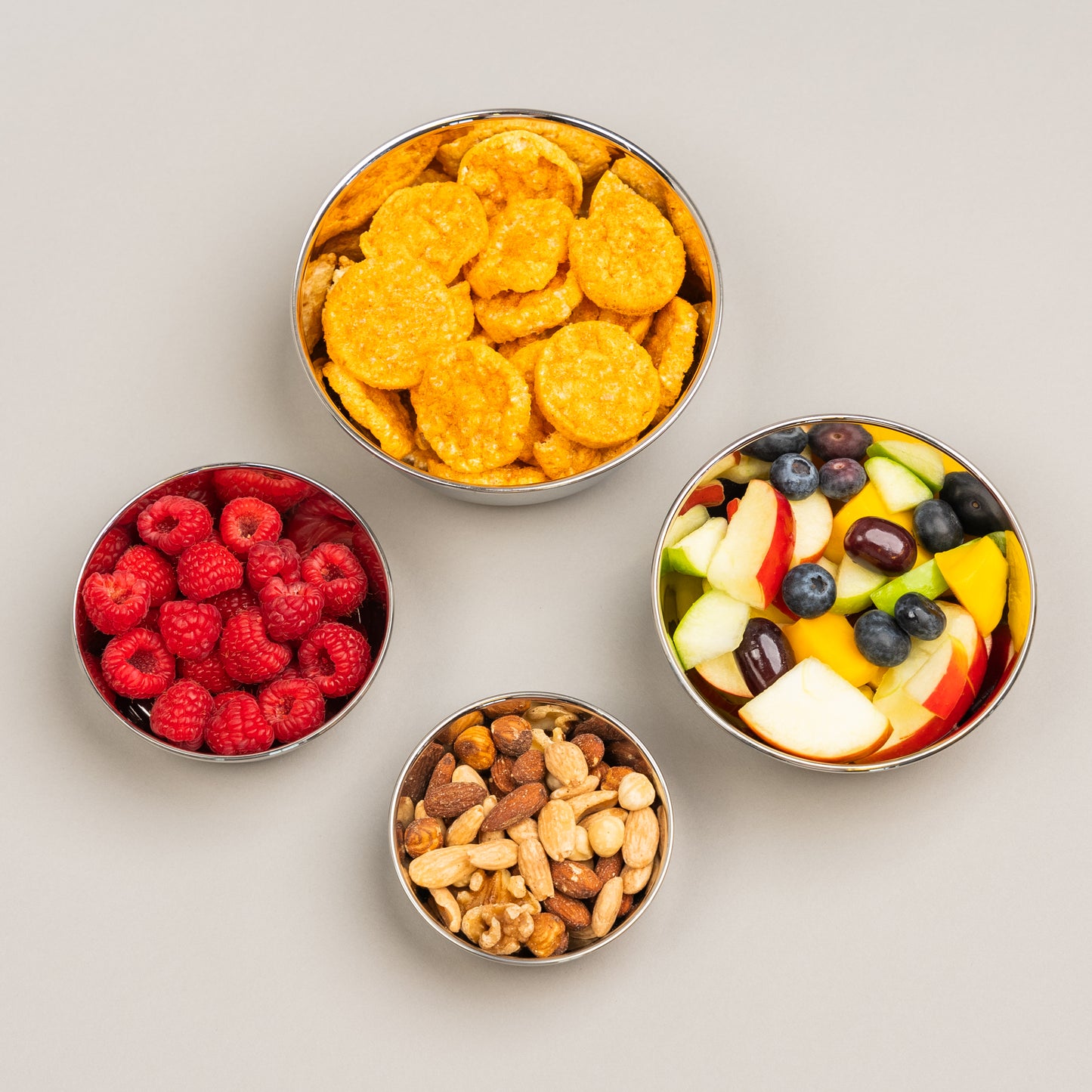 4 RVS schalen gevuld met eten