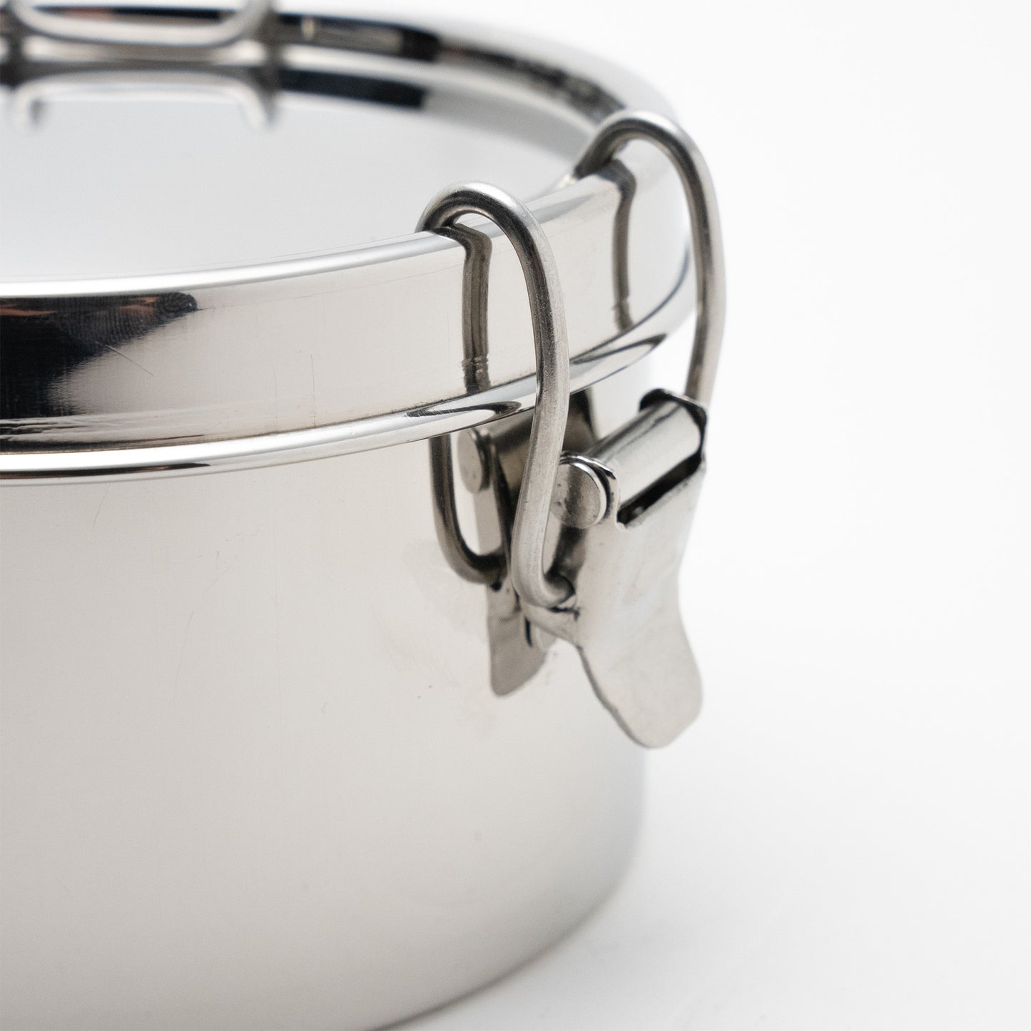 close up van een RVS klem van een lunchbox