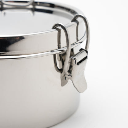 close up van een RVS klem van een lunchbox