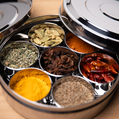 Masala Dabba klein met kruiden in de bakjes