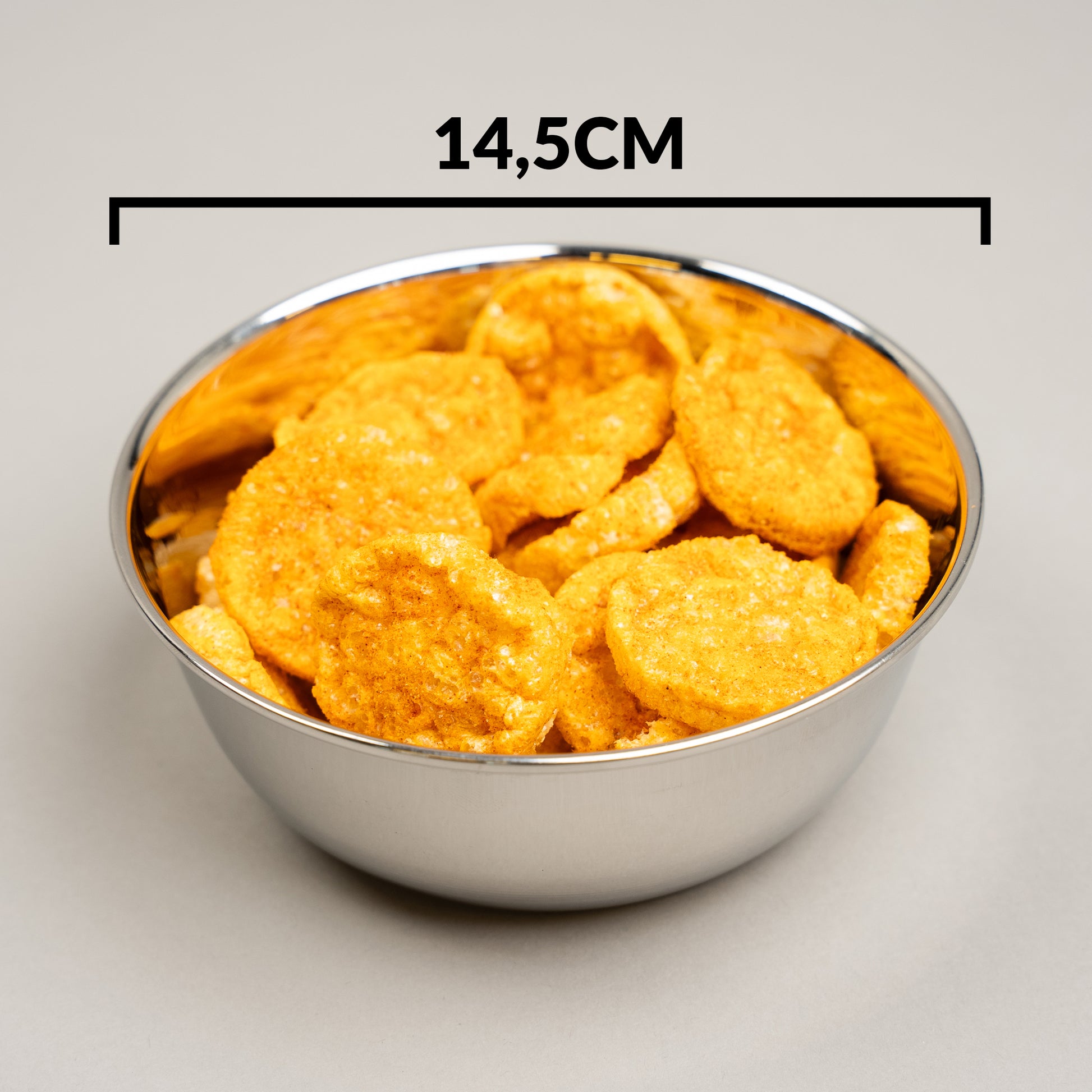 Schaal gevuld met gezonde chips met afmeting