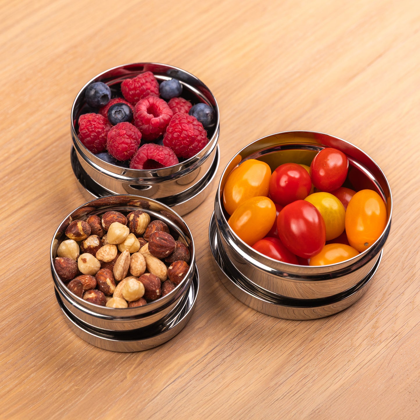 RVS snackboxen op een school tafel