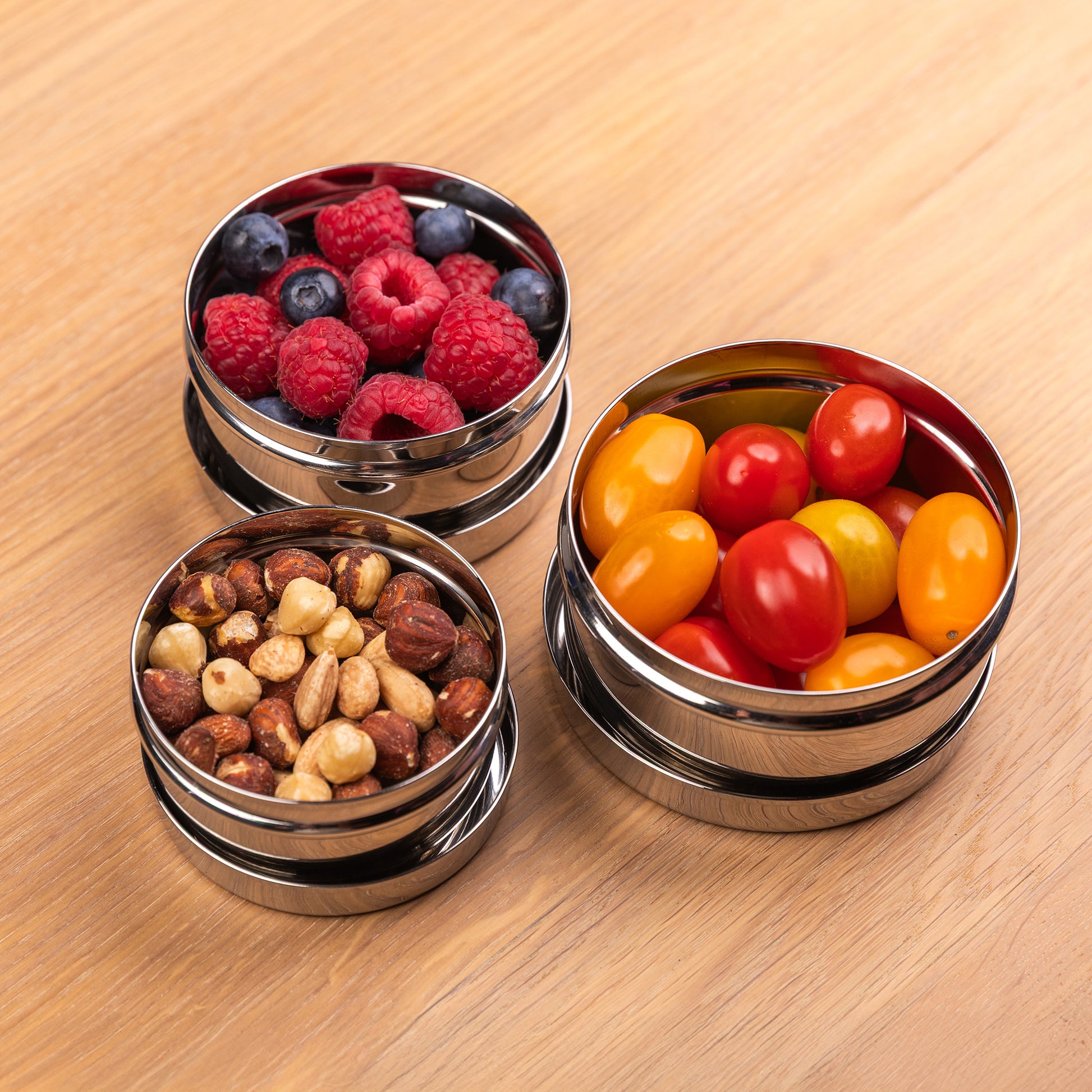 RVS snackboxen op een school tafel