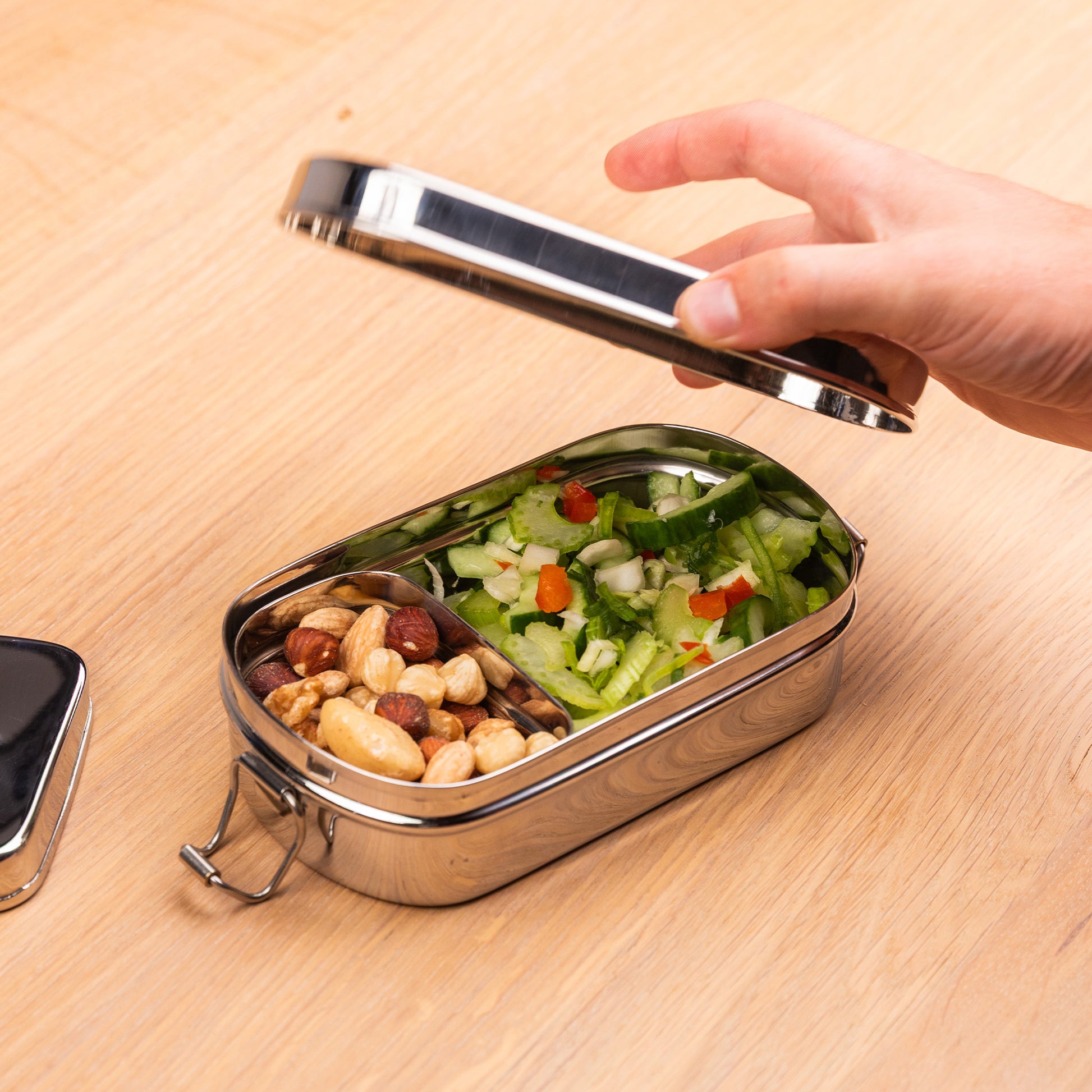 RVS lunchbox met snackbox gevuld met noten en salade