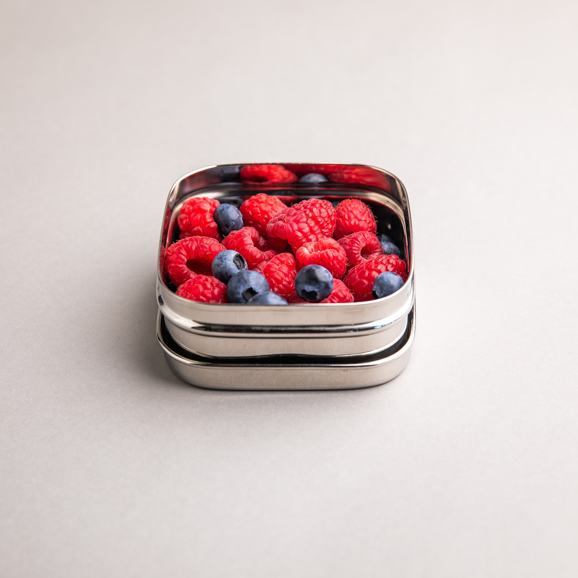 RVS fruitbakje gevuld met frambozen