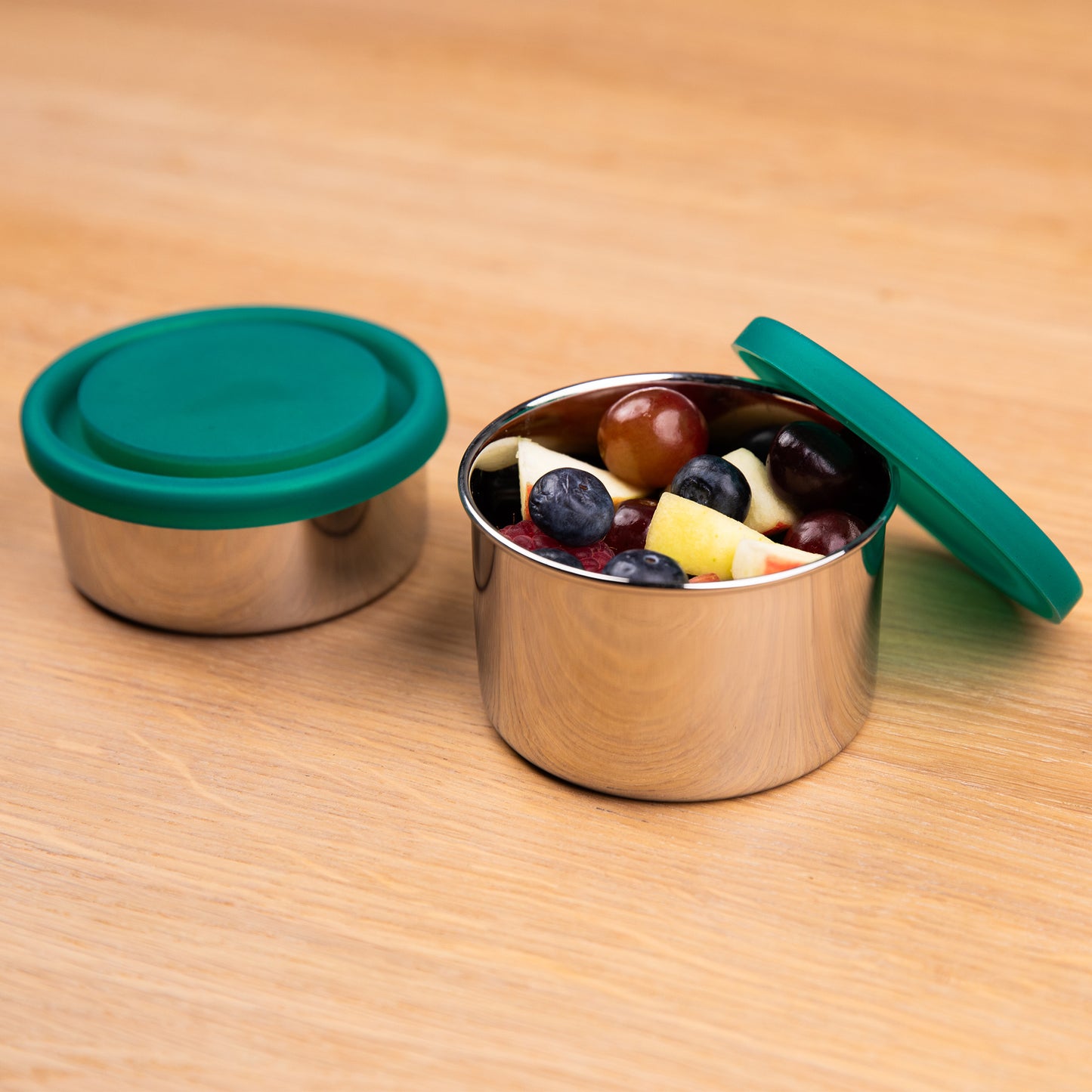RVS fruitbakje gevuld met fruit en lekvrije deksel