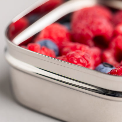 Close up van de rand van een RVS snackbox/fruitbakje