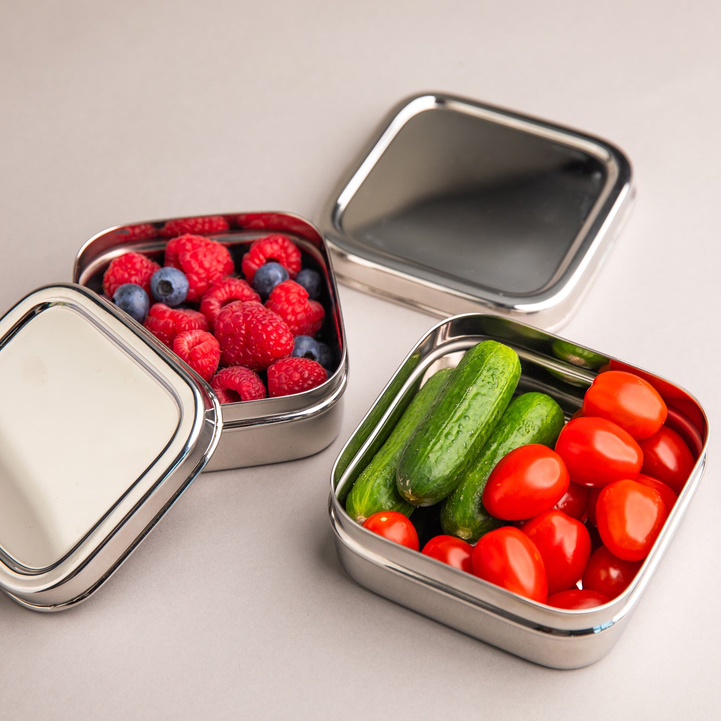 RVS fruitbakjes gevuld met groenten en fruit