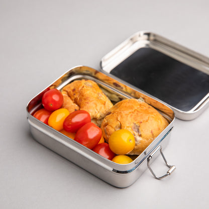 RVS lunchbox gevuld met een mini krentebollen en cherry tomaten