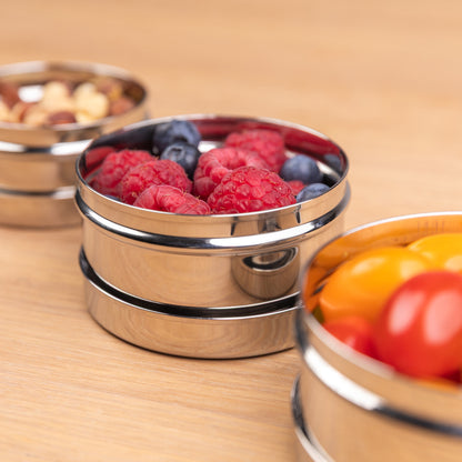 RVS snackbox gevuld met framboos op een schooltafel