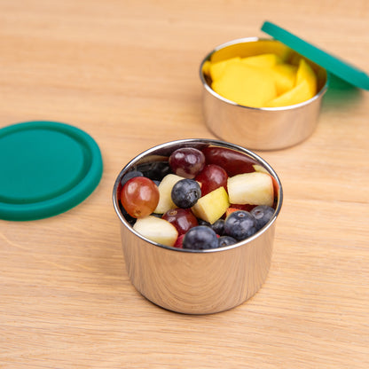 RVS fruitbakje gevuld met fruit met siliconen deksel