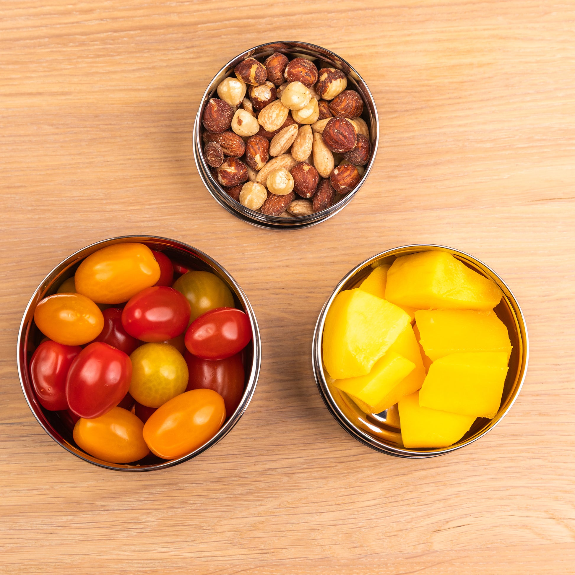 drie RVS snackboxen gevuld met groente en fruit