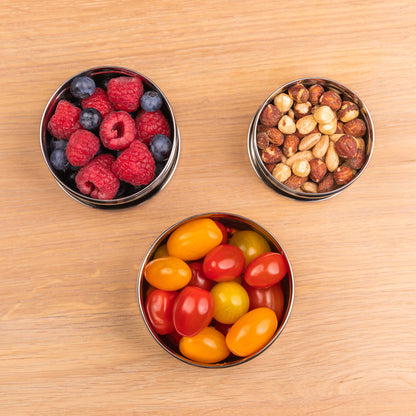 RVS snackboxen gevuld met noten en tomaten