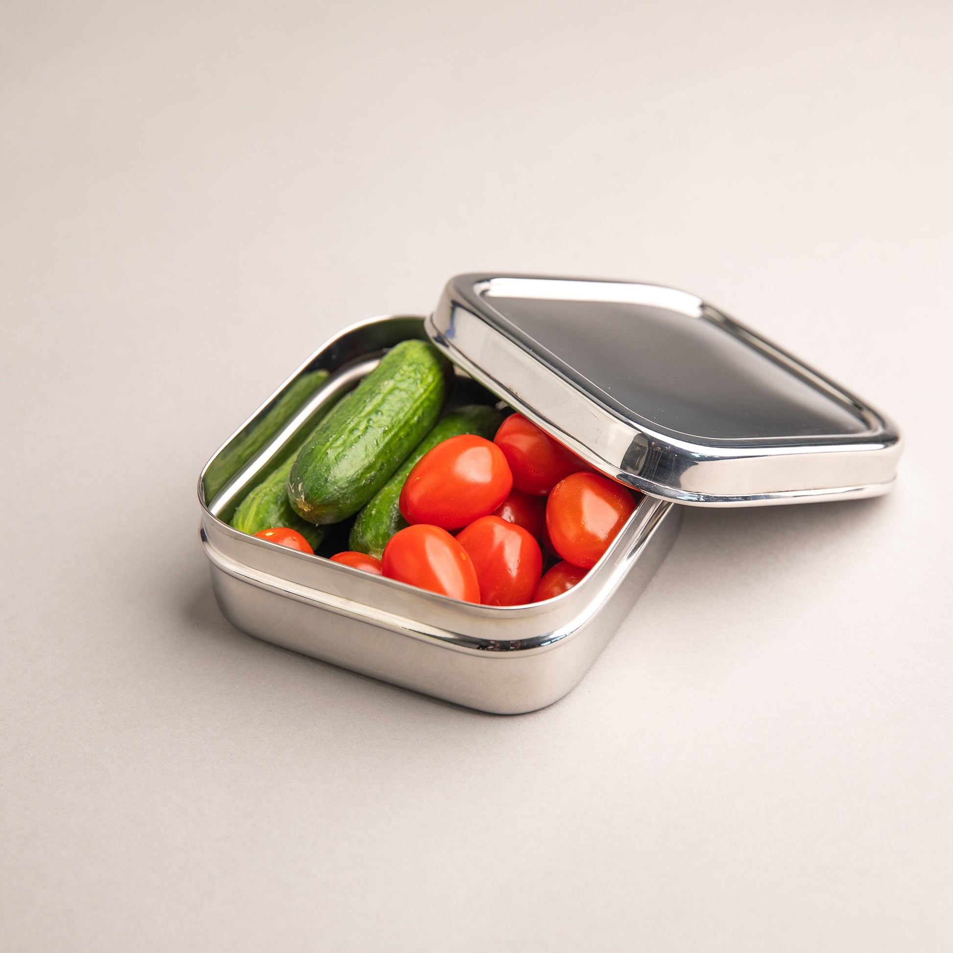 RVS snackbox gevuld met komkommer en tomaat