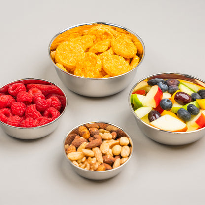 Kommetjes gevuld met eten op een witte achtergrond