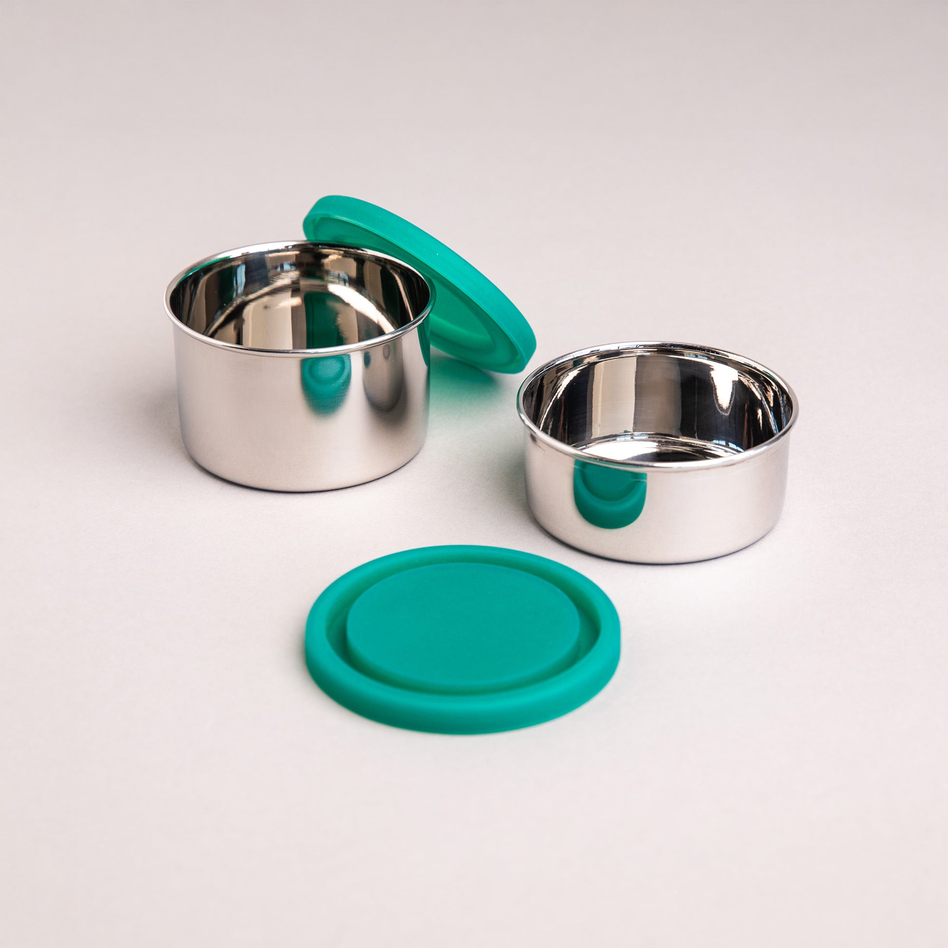 twee RVS snackboxen met siliconen deksels