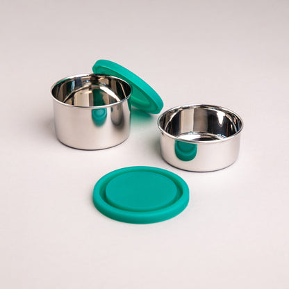 twee RVS snackboxen met siliconen deksels