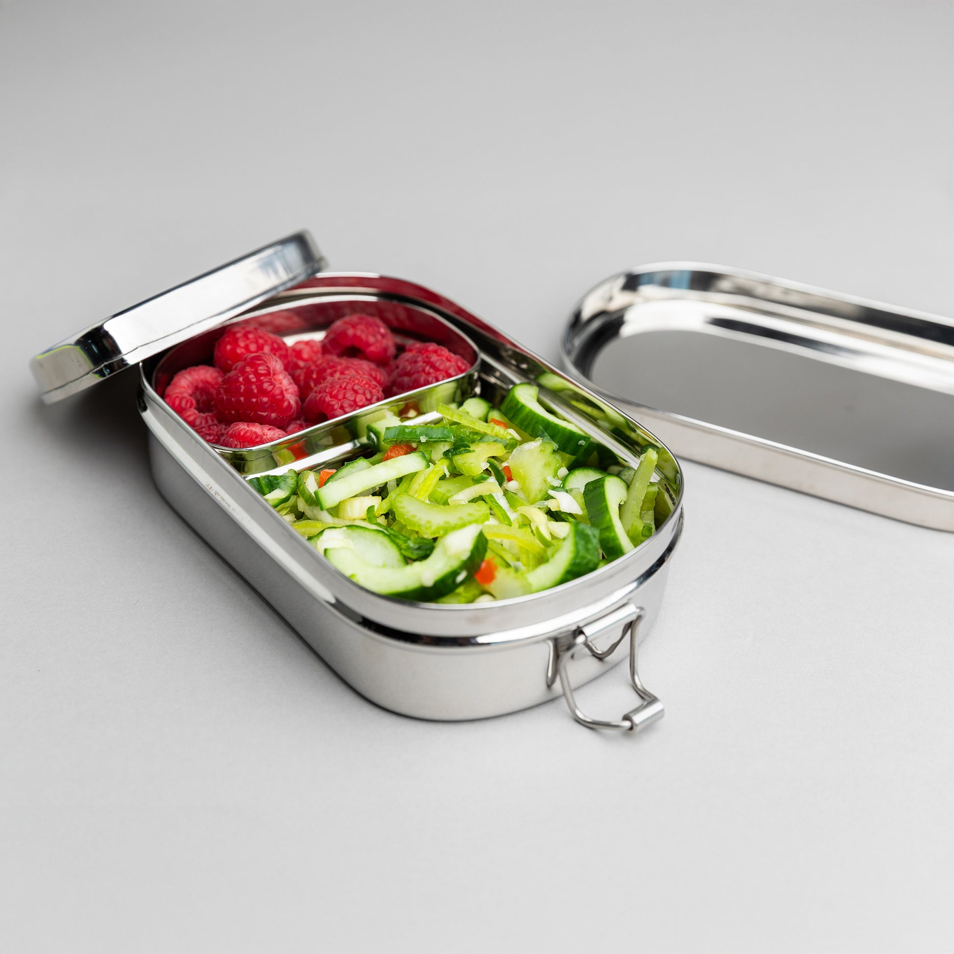 RVS bento lunchbox met vakjes voor kinderen geopend, met twee deksels