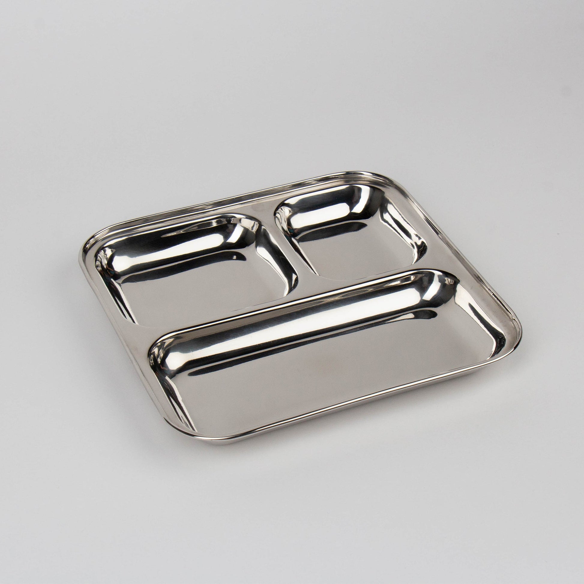 rvs bento bord met vakken op witte achtergrond