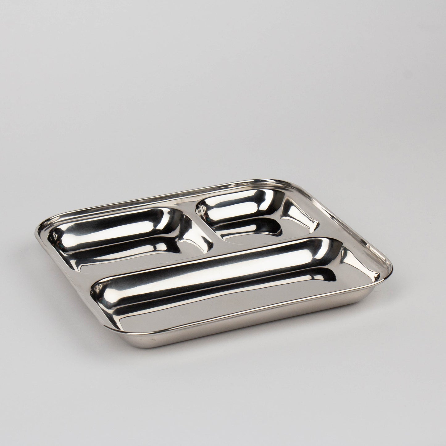 vierkant rvs bord met vakken voor kinderen op een witte achtergrond