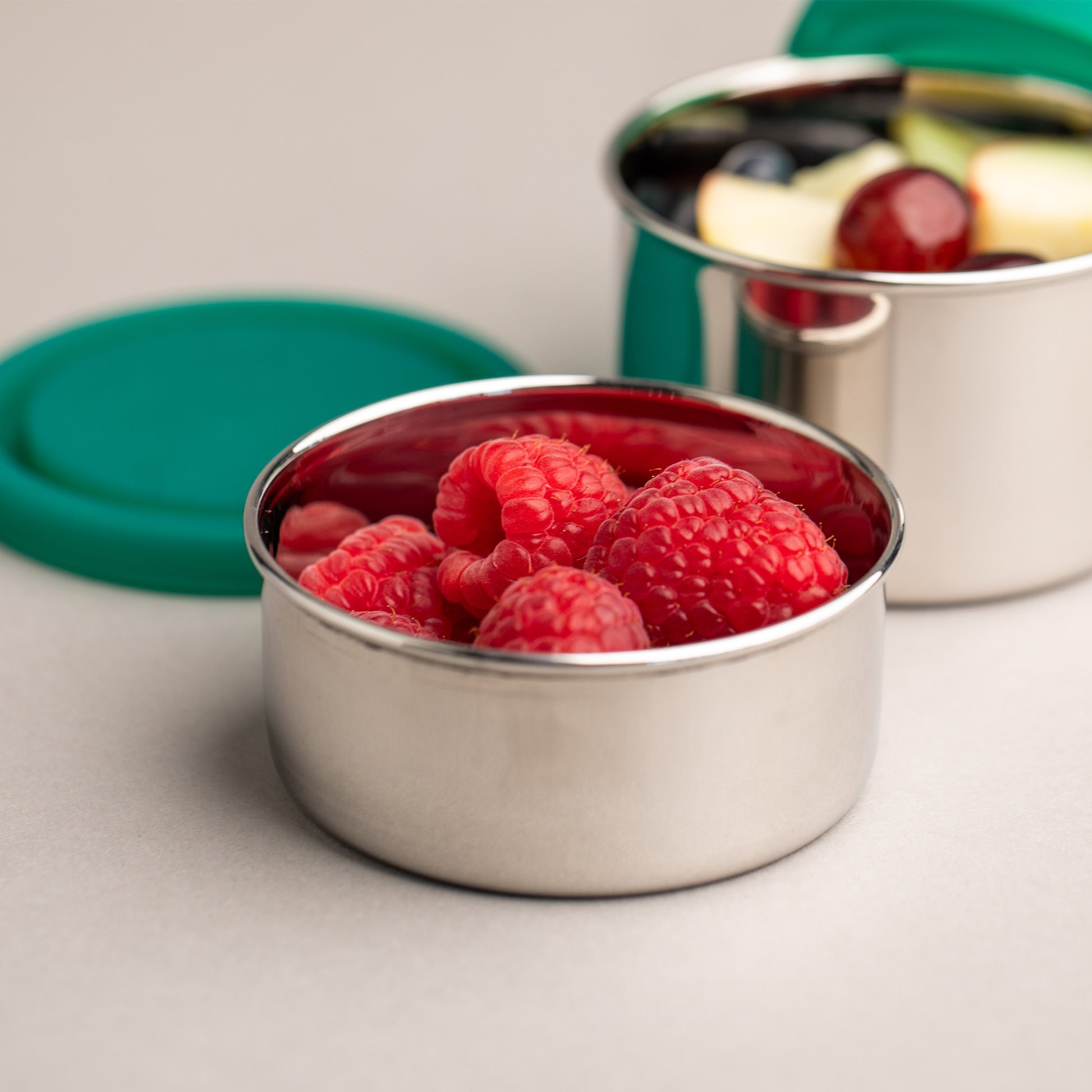 RVS ruitbakje gevuld met frambozen en een siliconen deksel