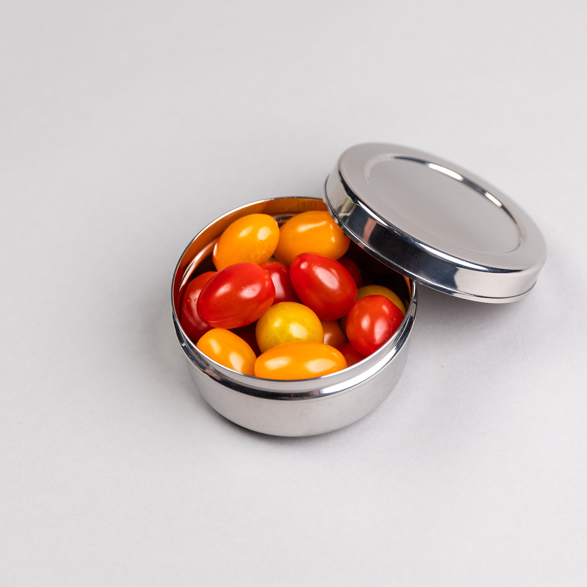 Grote RVS snackbox gevuld met tomaten