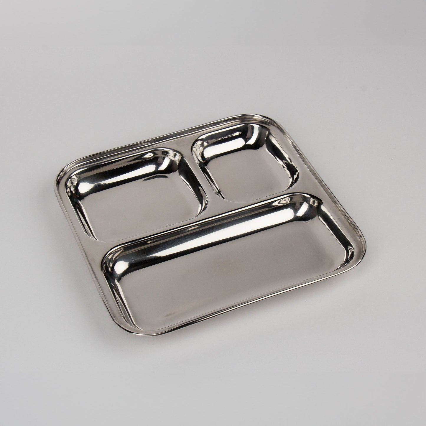 vierkant rvs bord met vakken van boven op een witte achtergrond