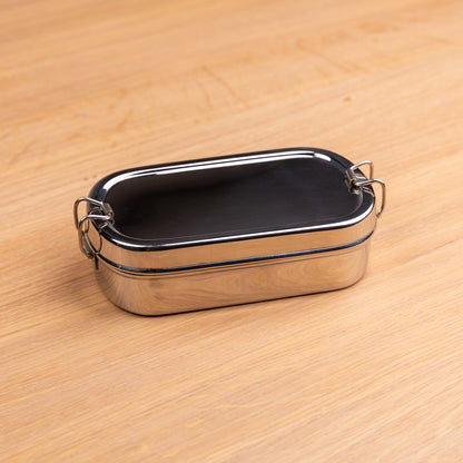 RVS bento lunchbox met vakjes op een school tafel