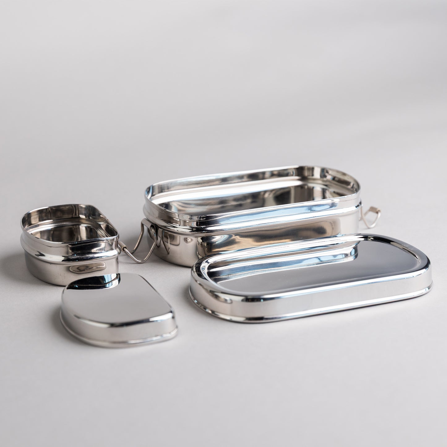 RVS lunchbox met snackbox geopend op grijze achtergrond