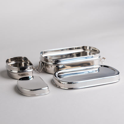 RVS lunchbox met snackbox geopend op grijze achtergrond