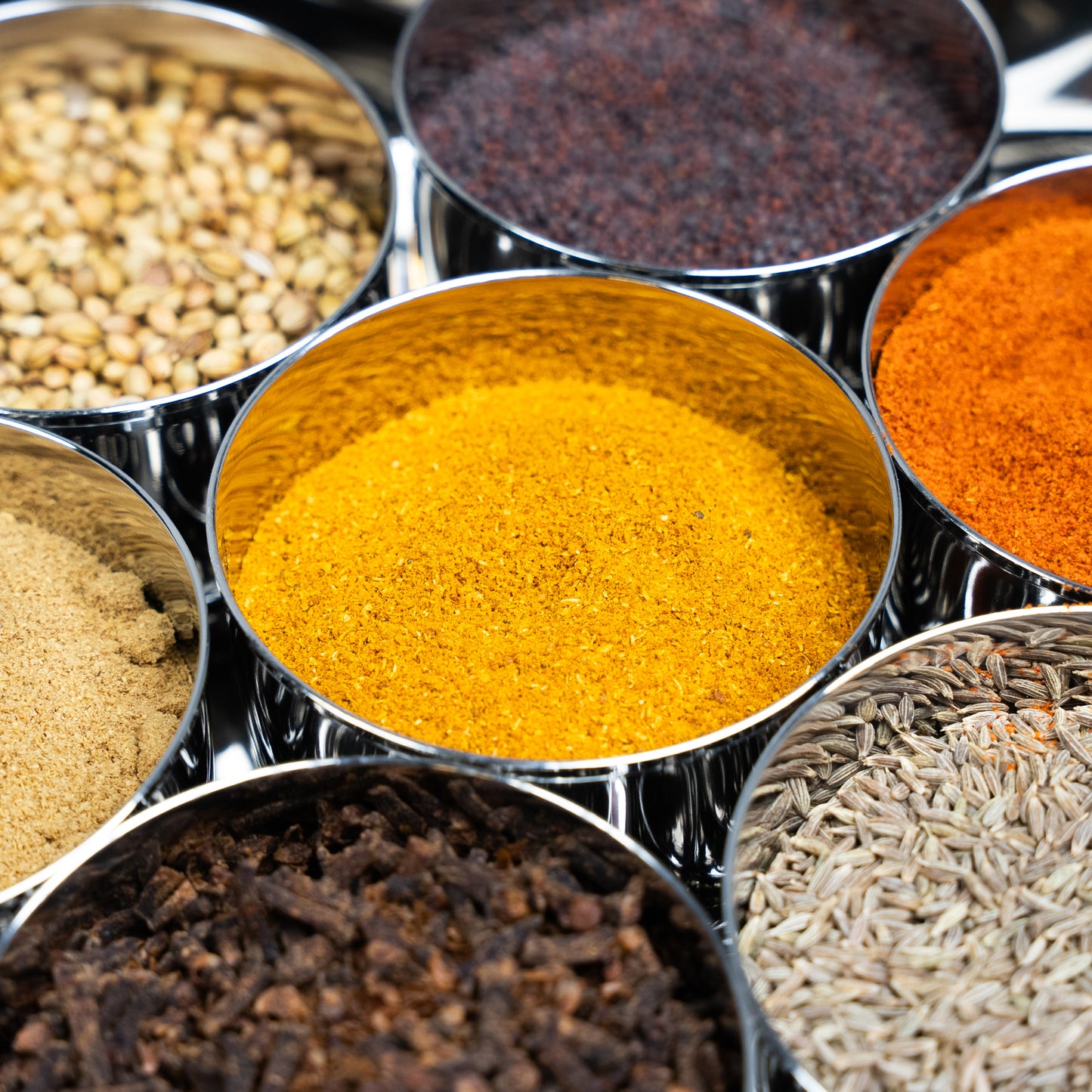 close up van kruiden in een indian spice box