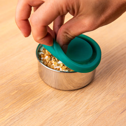 RVS snackbox met siliconen deksel. gevuld met yoghurt.