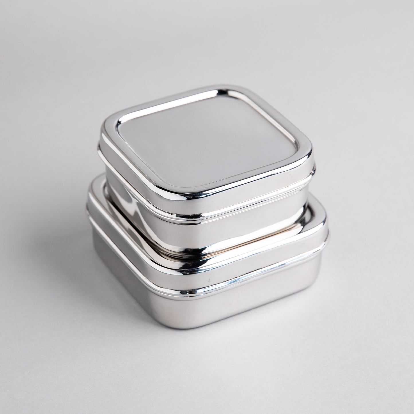 2 RVS fruitbakjes op elkaar