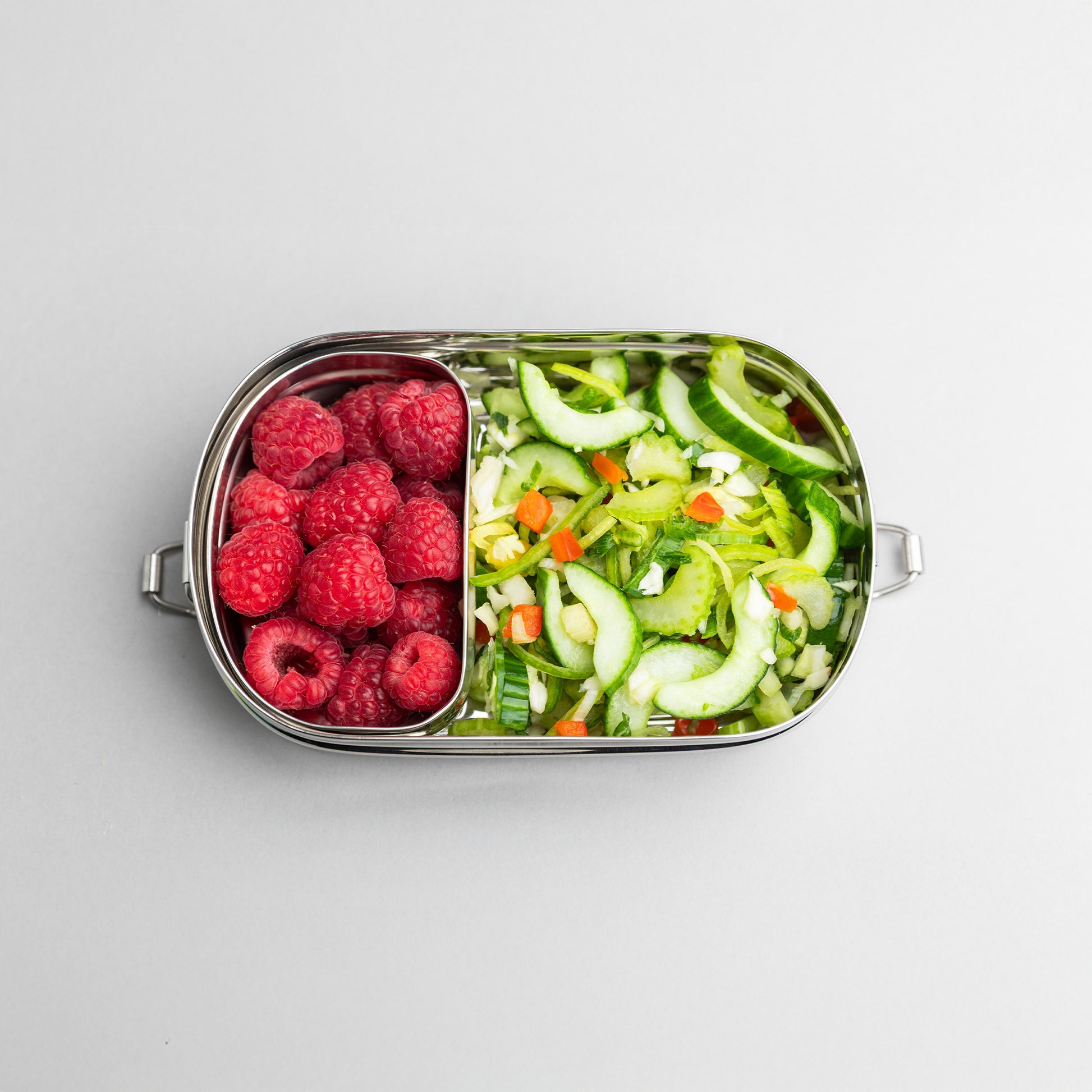 lunchbox met vakjes van boven. gevuld met framboos en salde