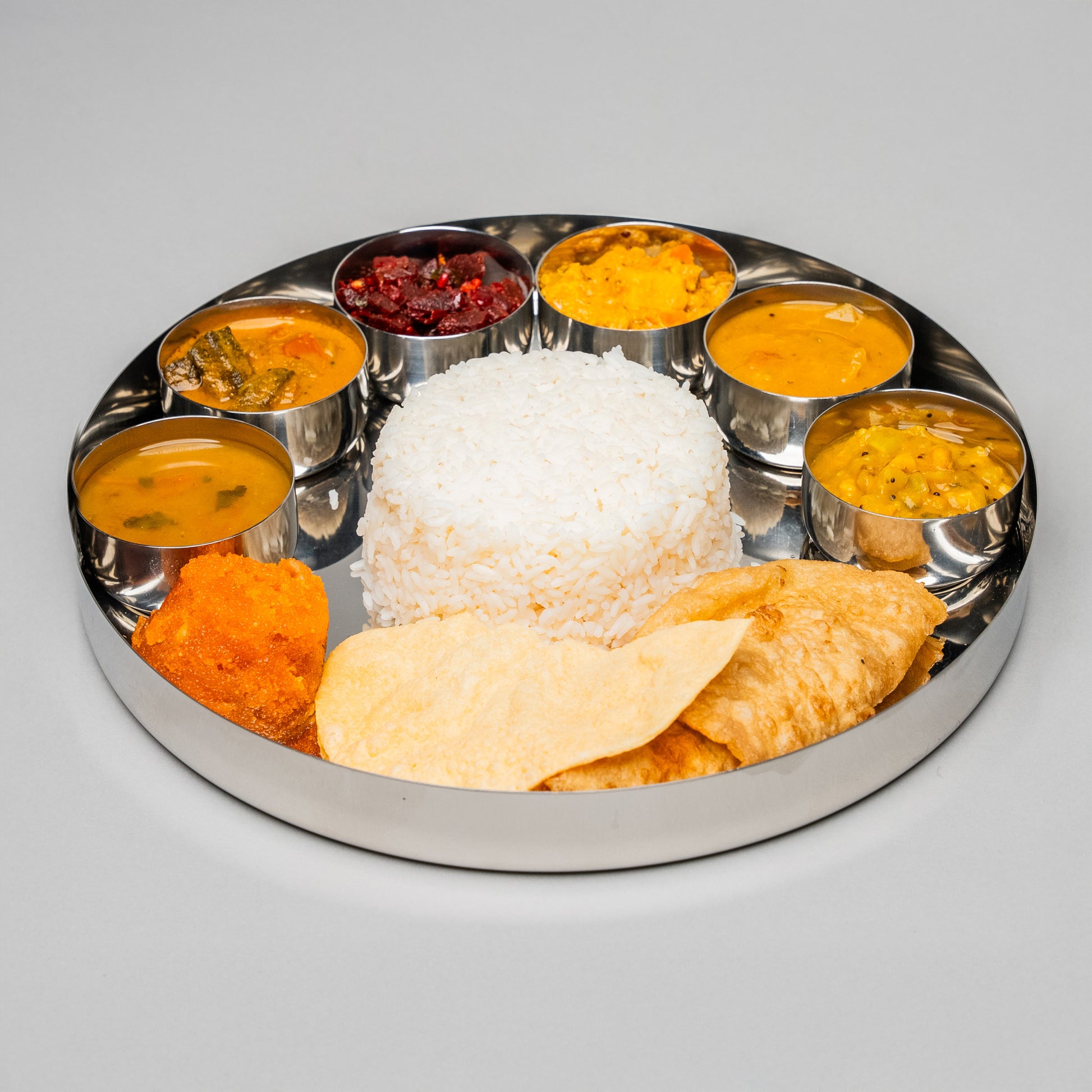 thali bord uit india gevuld met eten en rijst