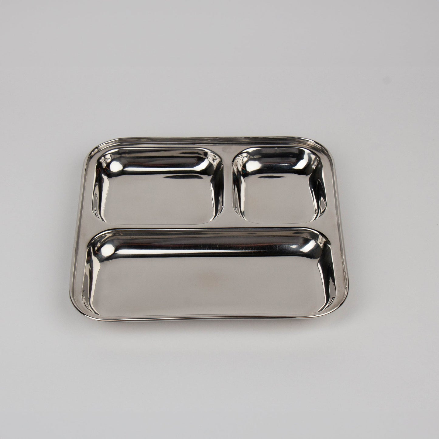 rvs bord met vakken recht van boven op witte achtergrond