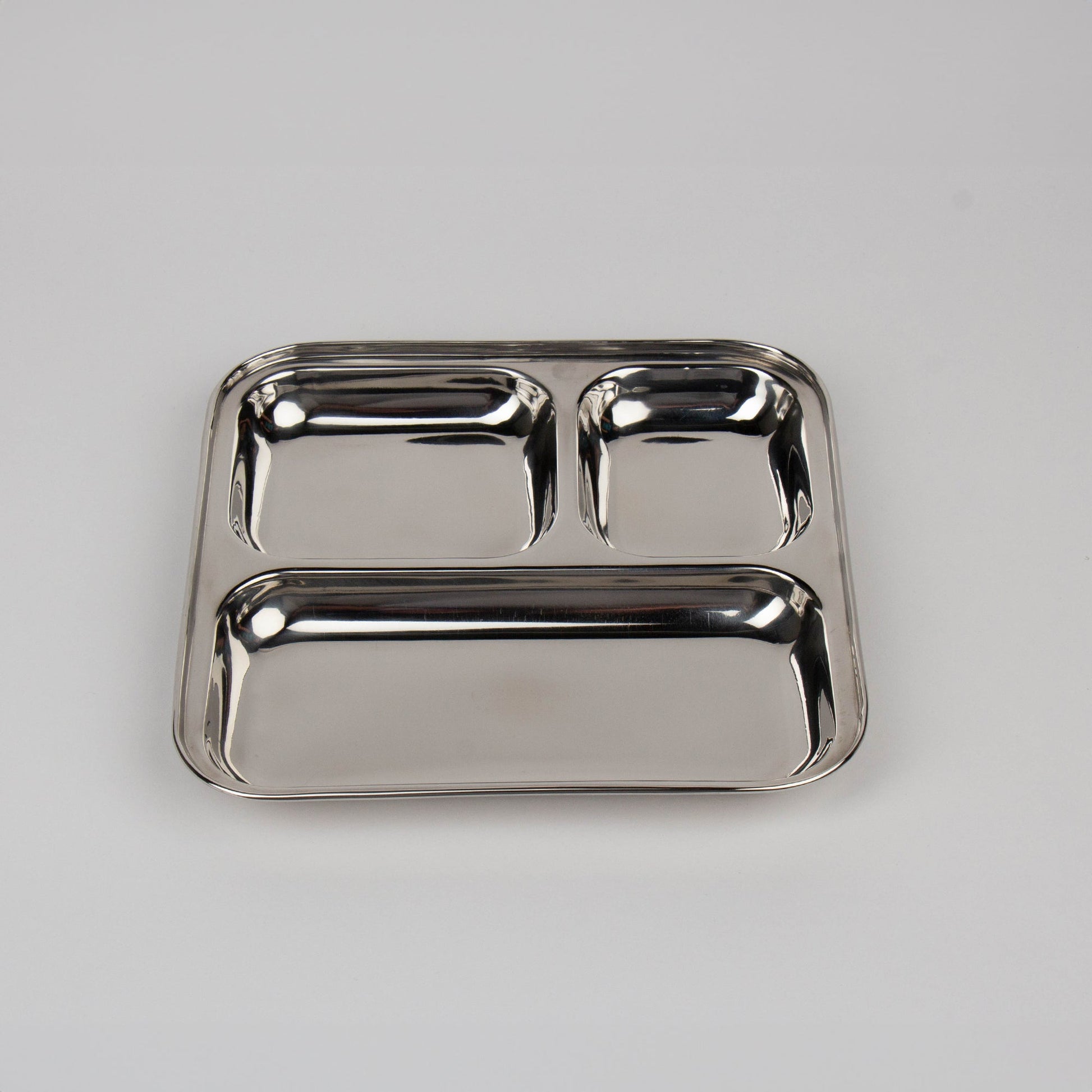 rvs bord met vakken recht van boven op witte achtergrond