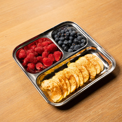 vierkant bord van roestvrij staal met vakjes gevuld met fruit. ideaal voor barbecue 