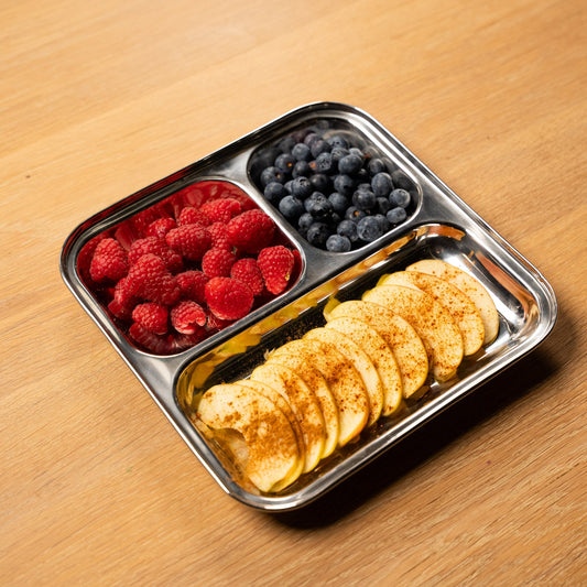 vierkant bord van roestvrij staal met vakjes gevuld met fruit. ideaal voor barbecue 