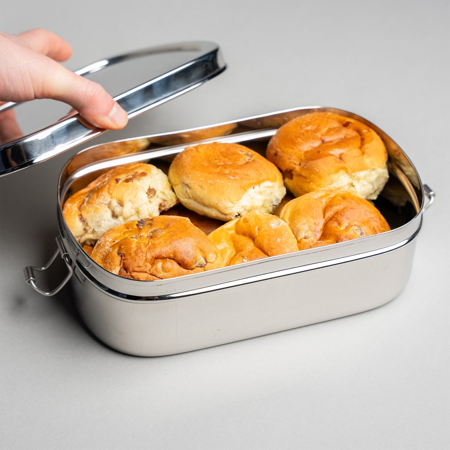 RVS lunchbok gevuld met krentenbollen